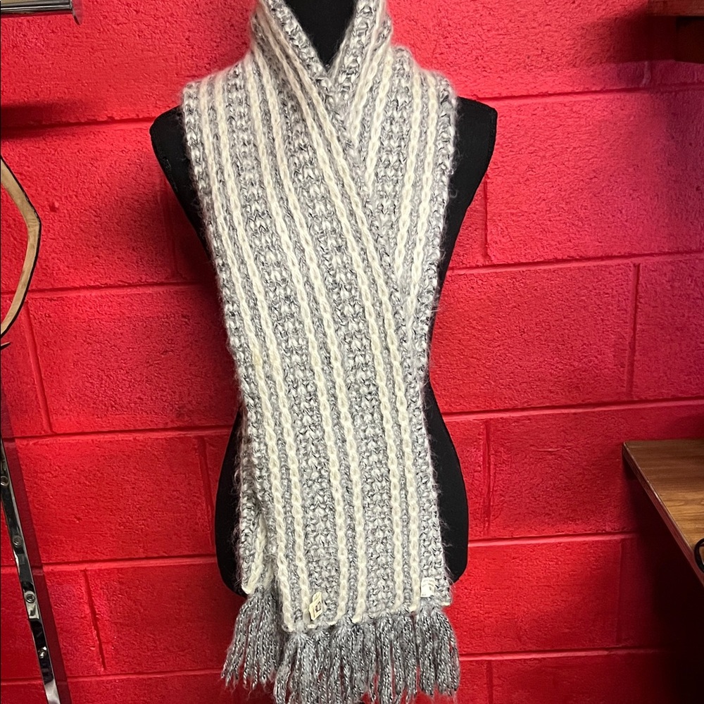 Stylish Knit Scarf in Gray and Cream
